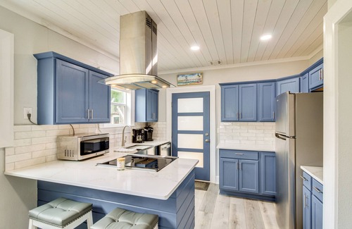 Warrington Casa | 5 Mi to Dtwn: Bright Home w/ Yard in Pensacola!