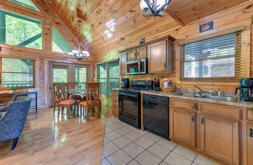 Hemlock Hills Cabina | 5 Mi to Dtwn: Gatlinburg Cabin w/ Hot Tub!