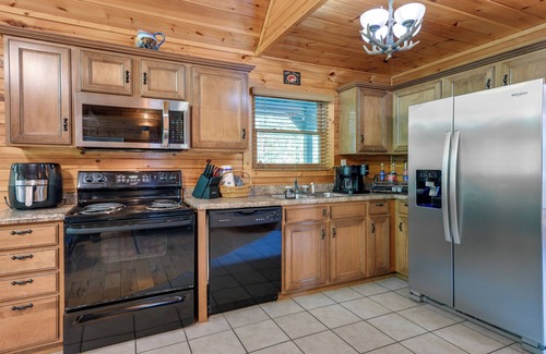 Hemlock Hills Cabina | 5 Mi to Dtwn: Gatlinburg Cabin w/ Hot Tub!