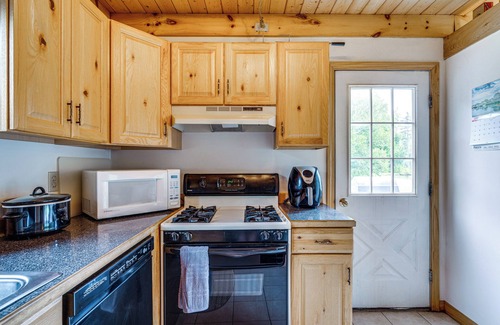 Jay Cabina | 5 Mi to Jay Peak Resort: Cabin w/ Pond Access!