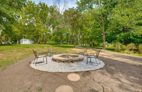 Kansas City Casa | 5 Mi to Kansas Speedway! Cowtown Cutie KC