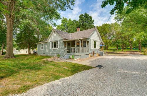 Kansas City Casa | 5 Mi to Kansas Speedway! Cowtown Cutie KC