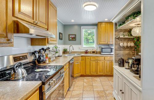 Kansas City Casa | 5 Mi to Kansas Speedway! Cowtown Cutie KC