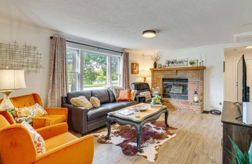 Kansas City Casa | 5 Mi to Kansas Speedway! Cowtown Cutie KC
