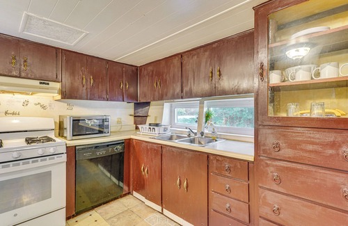Westfield Cabaña | 5 Mi to Lake Erie Access: Quiet Cottage w/ Yard!