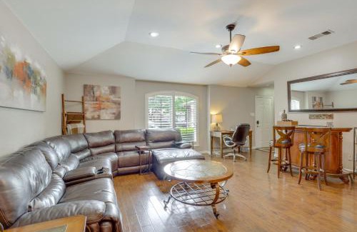 Lewisville Casa | 5 Mi to Lewisville Lake Couples Retreat with Yard