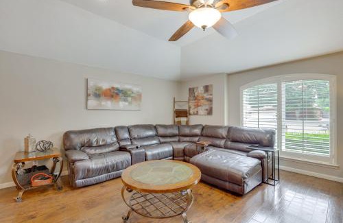 Lewisville Casa | 5 Mi to Lewisville Lake Couples Retreat with Yard