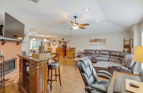 Lewisville Casa | 5 Mi to Lewisville Lake: Couple's Retreat w/ Yard