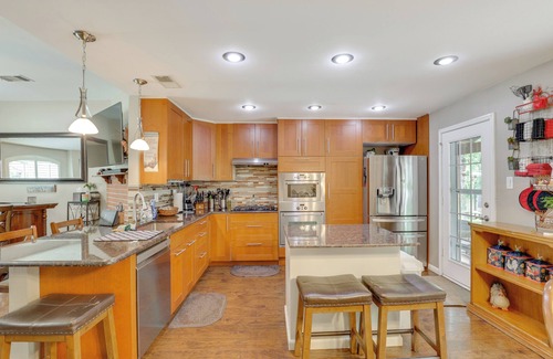 Lewisville Casa | 5 Mi to Lewisville Lake: Couple's Retreat w/ Yard