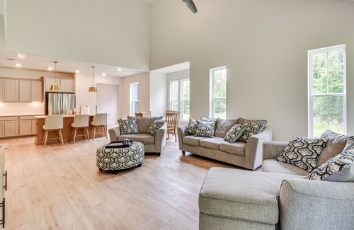 Central Casa | 5 Mi to Memorial Stadium & Beach: Modern Townhome