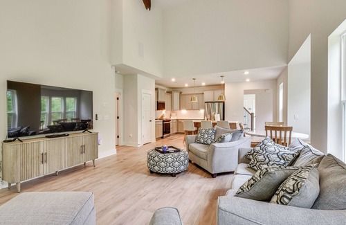Central Casa | 5 Mi to Memorial Stadium & Beach: Modern Townhome