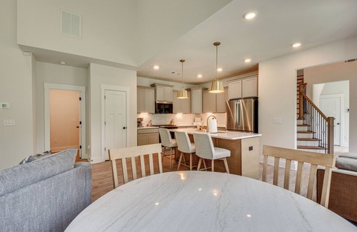 Central Casa | 5 Mi to Memorial Stadium & Beach: Modern Townhome