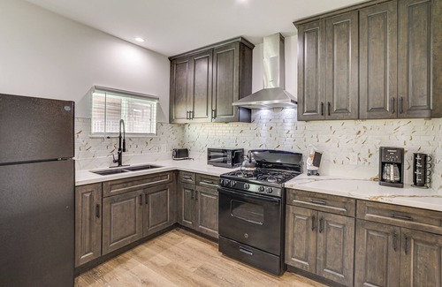 Sylmar Casa | 5 Mi to Metrolink: Pet-Friendly Los Angeles Home!