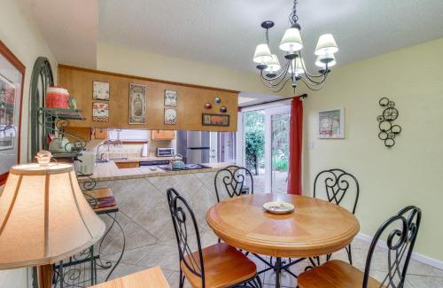 Gulf Breeze Casa | 5 Mi to Pensacola Beach Townhome with Yard!
