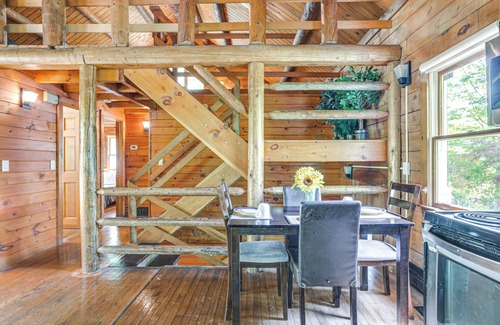 North Carver Cabaña | 5 Mi to Plymouth Rock: Log Cabin Getaway!