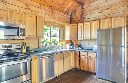 North Carver Cabaña | 5 Mi to Plymouth Rock: Log Cabin Getaway!