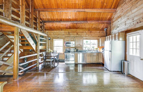 North Carver Cabaña | 5 Mi to Plymouth Rock: Log Cabin Getaway!