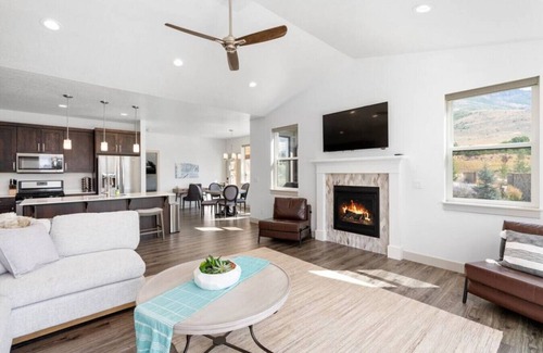 Wolf Creek Casa | 5 mi to Powder MNT-18 Mi to Snow Basin! Hot Tub! Arcade Games & Foosball!