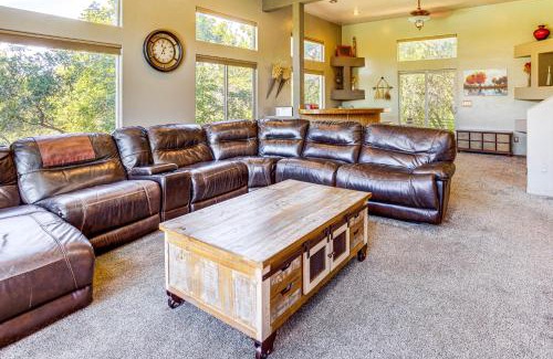 Wolf Creek Casa | 5 Mi to Powder Mtn Multi-Level Charmer with Hot Tub