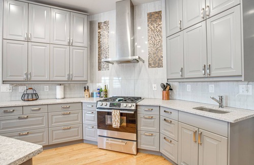 East Old Golden Rd Casa | 5 Mi to Red Rocks: Sleek Duplex w/ Grill!