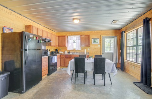Sardis Cabina | 5 Mi to Sardis Lake: Pet-Friendly Cabin Rental