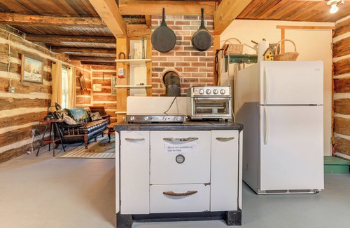 Penfield Cabina | 5 Mi to State Parks: Penfield Cabin w/Fire Pit!