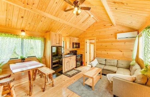 Selinsgrove Casa | 5 Mi to Susquehanna Boating! Secluded Log Cabin