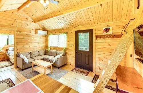 Selinsgrove Casa | 5 Mi to Susquehanna Boating! Secluded Log Cabin