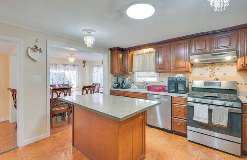 Medford Casa | 5 Mi to TD Garden: Quiet Medford Getaway!