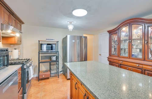 Medford Casa | 5 Mi to TD Garden: Quiet Medford Getaway!