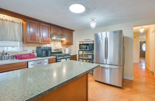Medford Casa | 5 Mi to TD Garden: Quiet Medford Getaway!