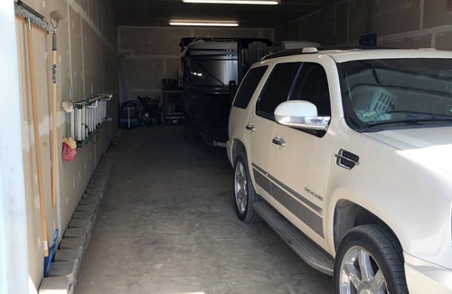 Pierre Casa | .5 mile to Lake Oahe boat access, 15 min from Pierre SD, wifi, oversized garage