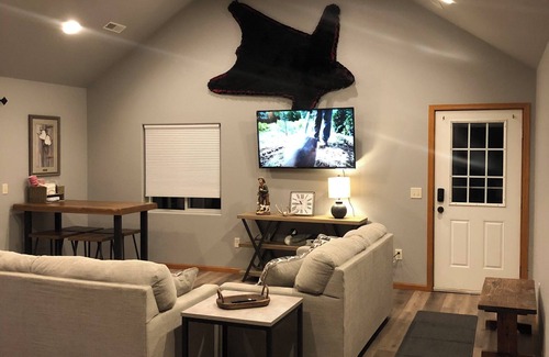 Pierre Casa | .5 mile to Lake Oahe boat access, 15 min from Pierre SD, wifi, oversized garage