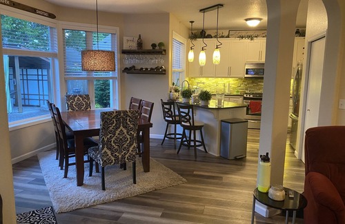 Springfield Casa | 5 Miles from Hayward field