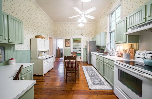 Hamilton Casa | 5 Miles to Callaway Gardens and walking distance to shops and restaurants.