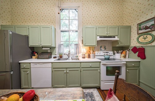 Hamilton Casa | 5 Miles to Callaway Gardens and walking distance to shops and restaurants.