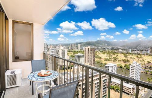 Waikiki Apartamento | 5 min Beach Walk, Upscale with Parking, No Resort Fee