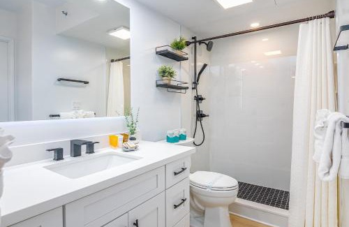 Waikiki Apartamento | 5 min Beach Walk, Upscale with Parking, No Resort Fee