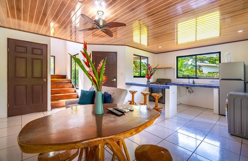 Parrita Casa | 5 min drive to beach-paved roads-6 bedroom-sleep 12-fast WiFi-pool