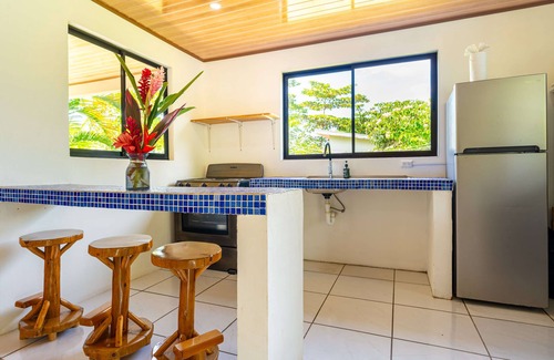 Parrita Casa | 5 min drive to beach-paved roads-6 bedroom-sleep 12-fast WiFi-pool
