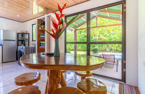 Parrita Casa | 5 min drive to beach-paved roads-6 bedroom-sleep 12-fast WiFi-pool