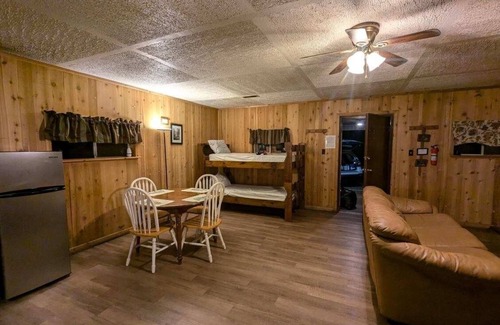 South Bloomingville Cabaña | A 5 minutos de las cuevas en más de 21 acres, Wi-Fi, bañera de hidromasaje, pozo de fuego, mascotas, parrilla