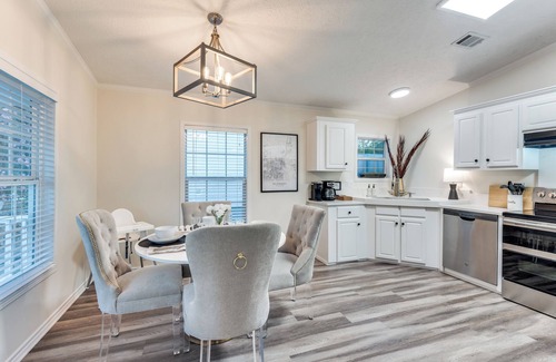 McKinney Cabaña | 5 min. stroll to Downtown Mckinney! Family & Pet Friendly Cottage