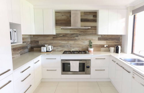 Adelaide Casa | 5 min stroll to Moana beach- Private family coastal retreat.