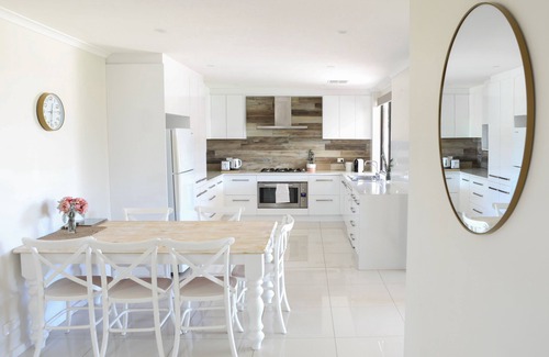 Adelaide Casa | 5 min stroll to Moana beach- Private family coastal retreat.