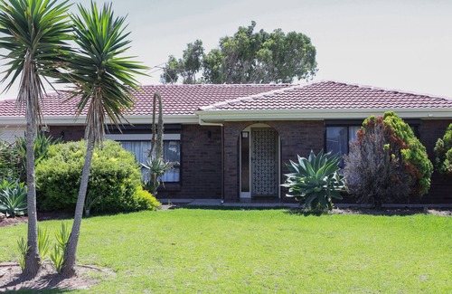Adelaide Casa | 5 min stroll to Moana beach- Private family coastal retreat.