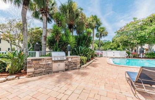 Anona Apartamento | 5 min to beach cozy renovated 2 bed 2 bath appt with grill and pool