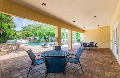 Anona Apartamento | 5 min to beach cozy renovated 2 bed 2 bath appt with grill and pool