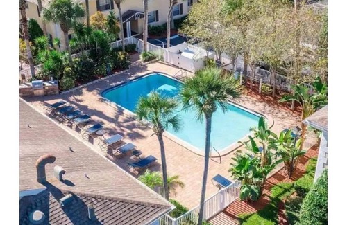 Anona Apartamento | 5 min to beach cozy renovated 2 bed 2 bath appt with grill and pool