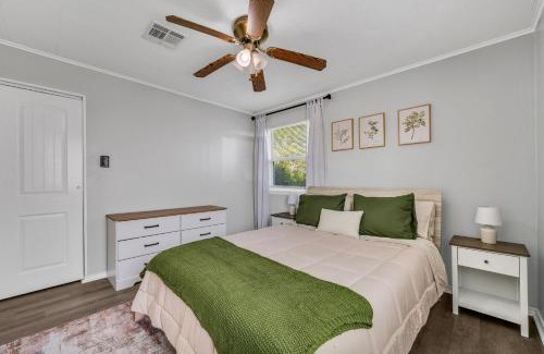 Lawton Casa | 5 Min to Fort Sill Military Base!-Free Hulu-work space-Fully equipped Kitchen